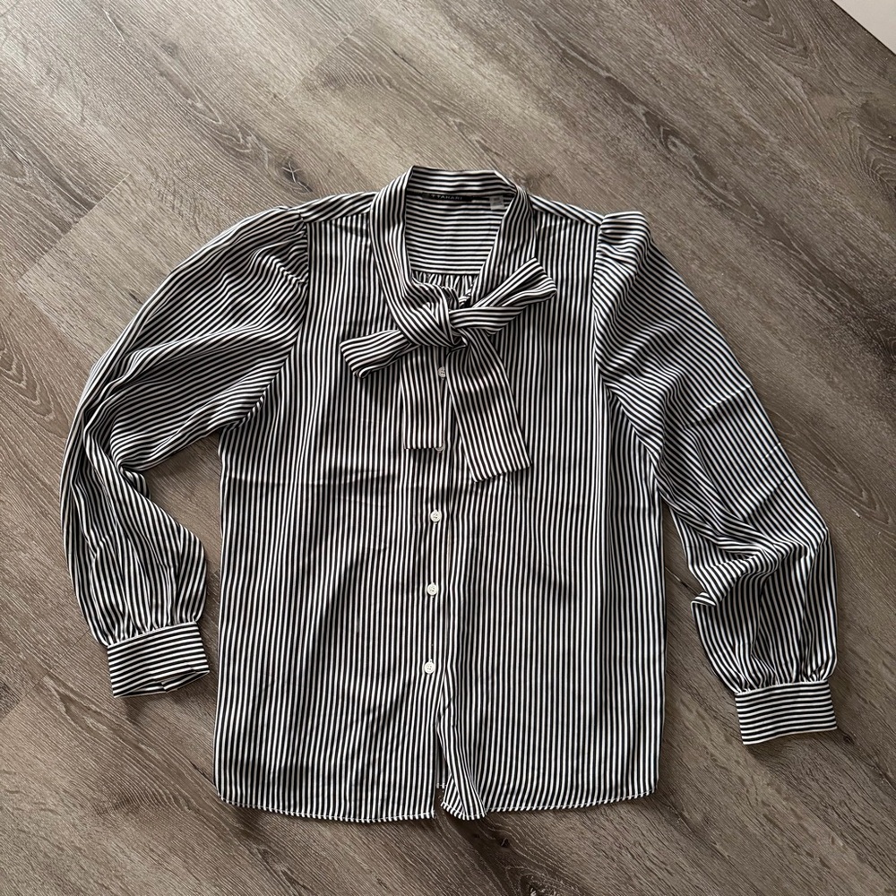 T Tahari Tie Neck Button-Up Shirt size M